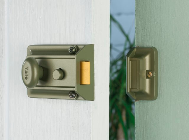 yale lock with snib for front door security